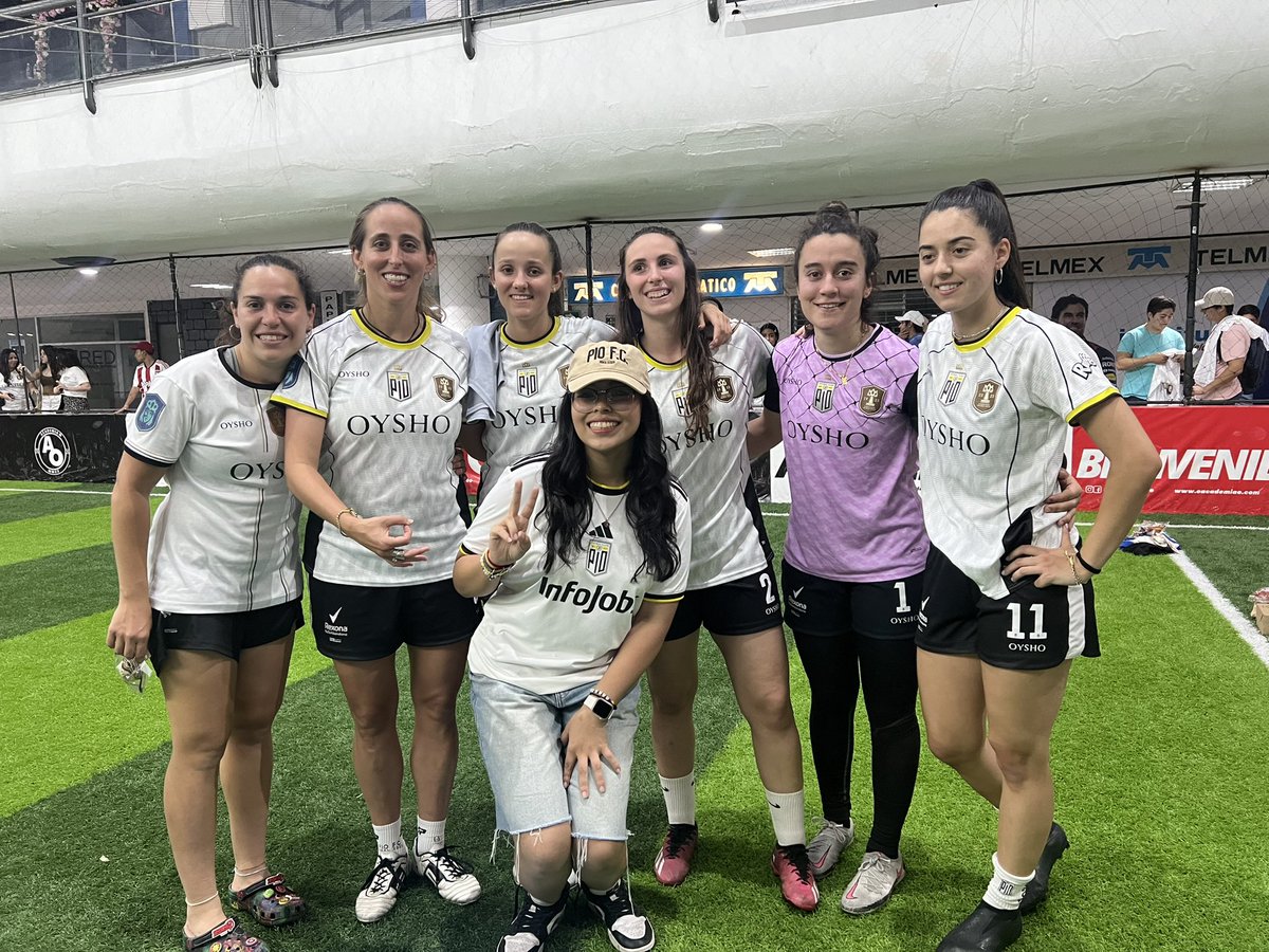 pollitoocolors's tweet photo. el mejor día de mi perra vida, pude abrazar a la más chingona y las mejores jugadoras de la queens 🐥❤️‍🩹 @samyriveratv @PIO_FC @PIOFCFemenil https://t.co/6V5TMVbwRW