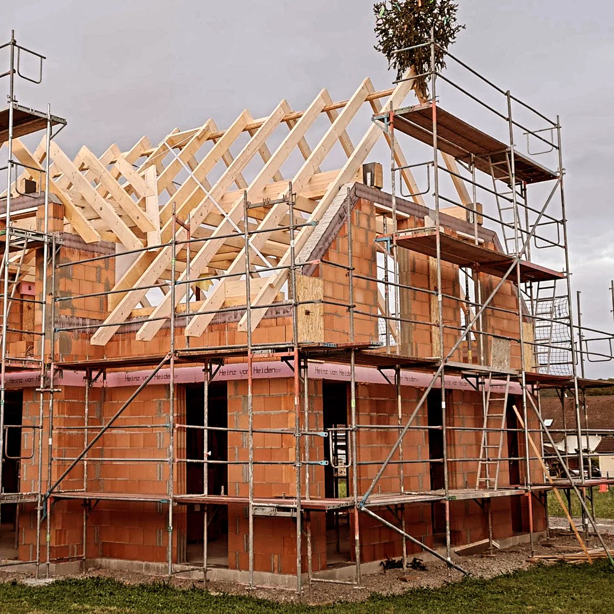 niels_dieckmann's tweet photo. Aktuell #bauen wir ein sehr schönes Alto 630 in #Nochern im #RheinLahnKreis in #rheinlandpfalz
Dieses #Bauvorhaben wurde von unserem #Bauherrenfachberater Bernd Schönig aus dem Büro #MülheimKärlich betreut.
INFO:
👇
https://t.co/THtIF49lv8
Gerne bauen wir auch #DeinHaus
#heinzvonheiden #Massivhäuser #hausbau #Neubau #Baubranche #baublog #Baustelle