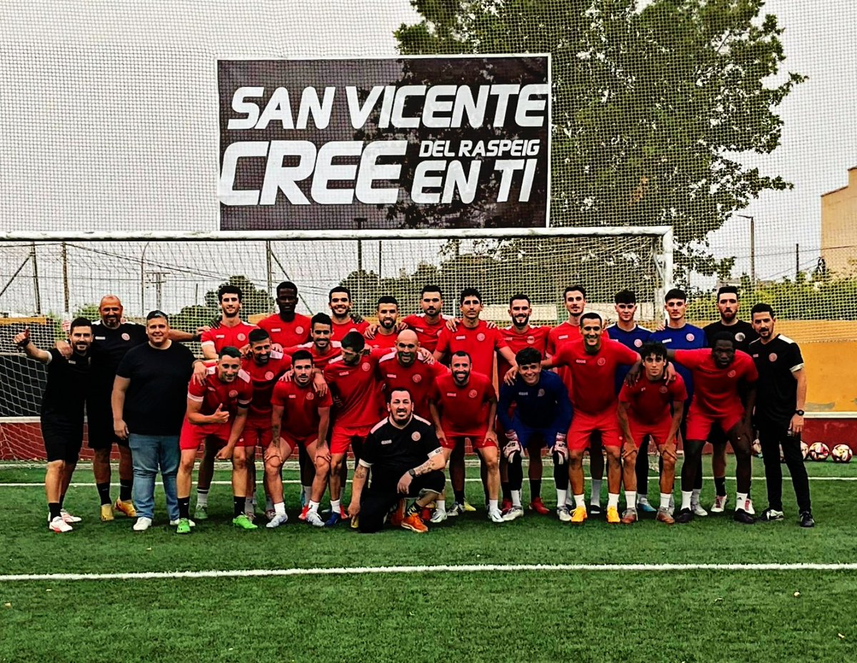 jovesanvicente's tweet photo. ⚫🔴 Día de partido ⚽
SAN VICENTE DEL RASPEIG CREE EN TI‼️
⚔️ Jove Español 🆚 Atzeneta
📆 Sábado 19h en San Vicente.
⚽ Vuelta de semifinal playoff a 2ARFEF.
📸 Foto del último entreno antes de la cita con la historia.
#COMPETIDORESNATOS https://t.co/63Vgjns0uN