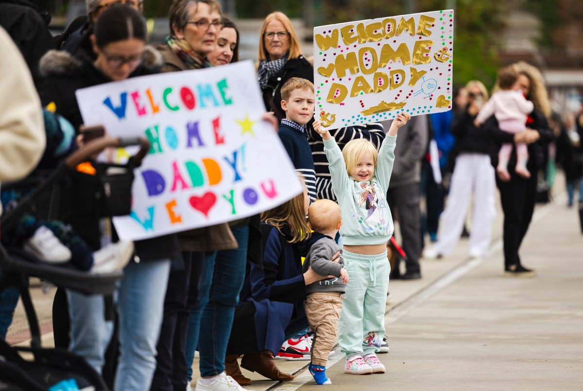 DefenceAust's tweet photo. Welcome home! 👋#HMASHobart returned to Fleet Base East in Sydney following a successful regional presence deployment. Hobart conducted training, exercises and other engagements with 🇦🇺's regional partners &amp; contributed to #OpArgos. #YourADF https://t.co/EGqzBJ31Xz