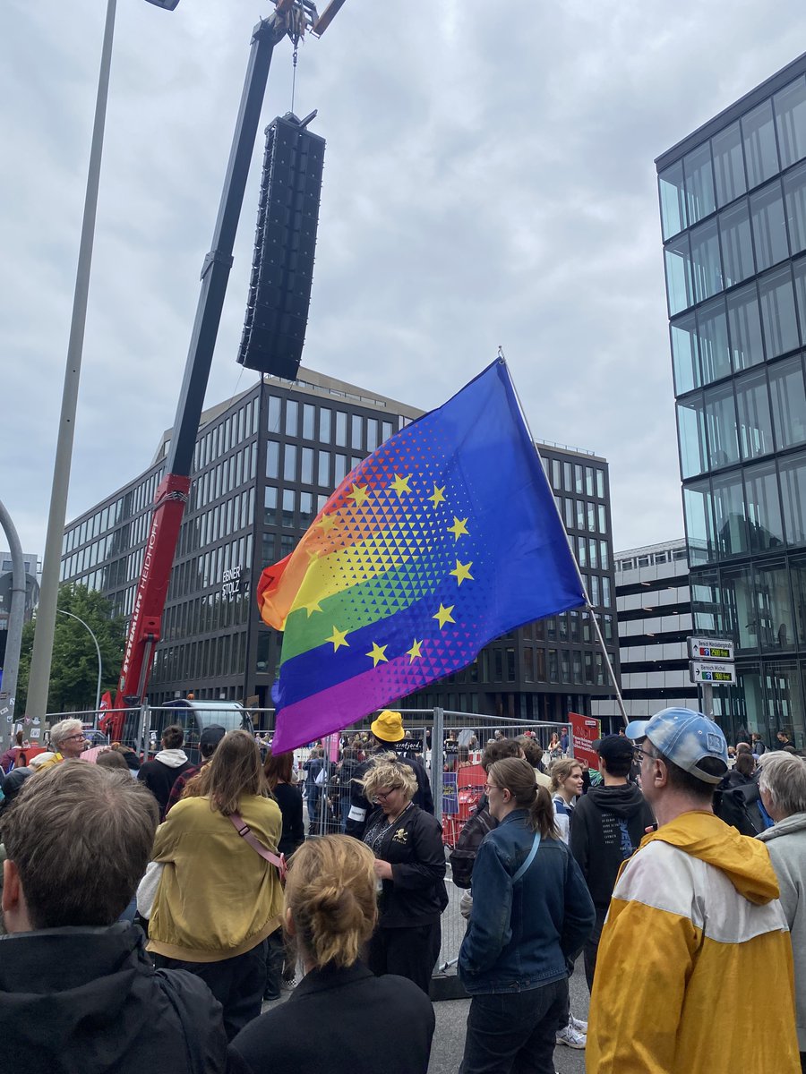 Wir brauchen ein Starkes Europa. 
Alle müssen zusammen halten !