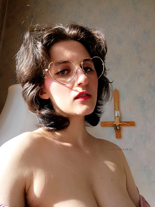 Today is a great day to swear your undying love 💞 https://t.co/JJE79uVKyS