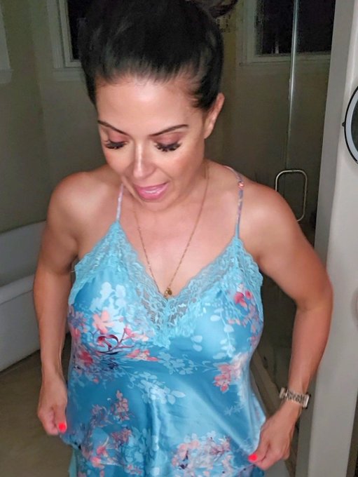 Mom's bedtime.  https://t.co/8AWbsXEqEu   😴 https://t.co/AnnJM5mSjg