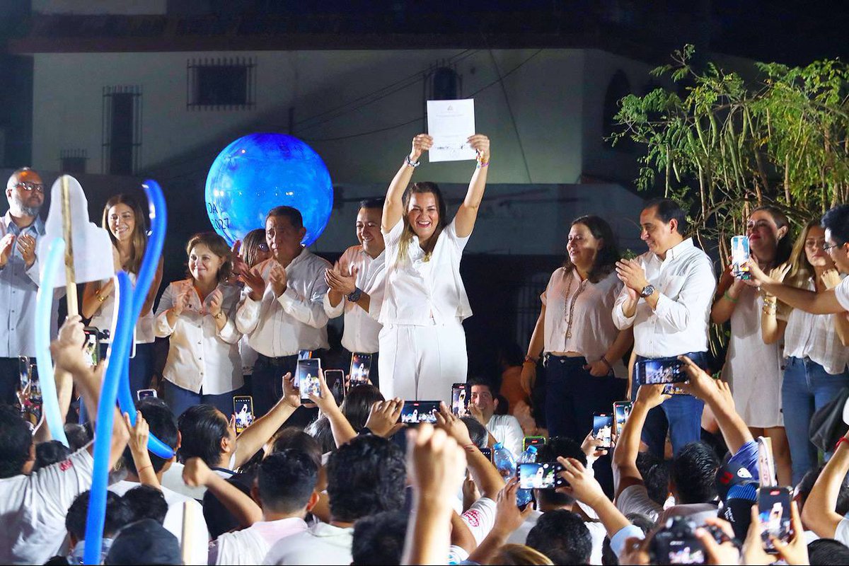 CeciliaPatronL's tweet photo. ¡Unidos ganó Mérida! 💙

¡Muchas gracias! Servir a nuestra chula Mérida es un gran honor para mi, y lo haré de la mano de ustedes, trabajando en equipo 🫱🏻‍🫲🏼 porque aquí somos una sola Mérida, de sur a norte, de oriente a poniente y del centro a nuestras 47 comisarías. 💙 https://t.co/AEfBaqNAap