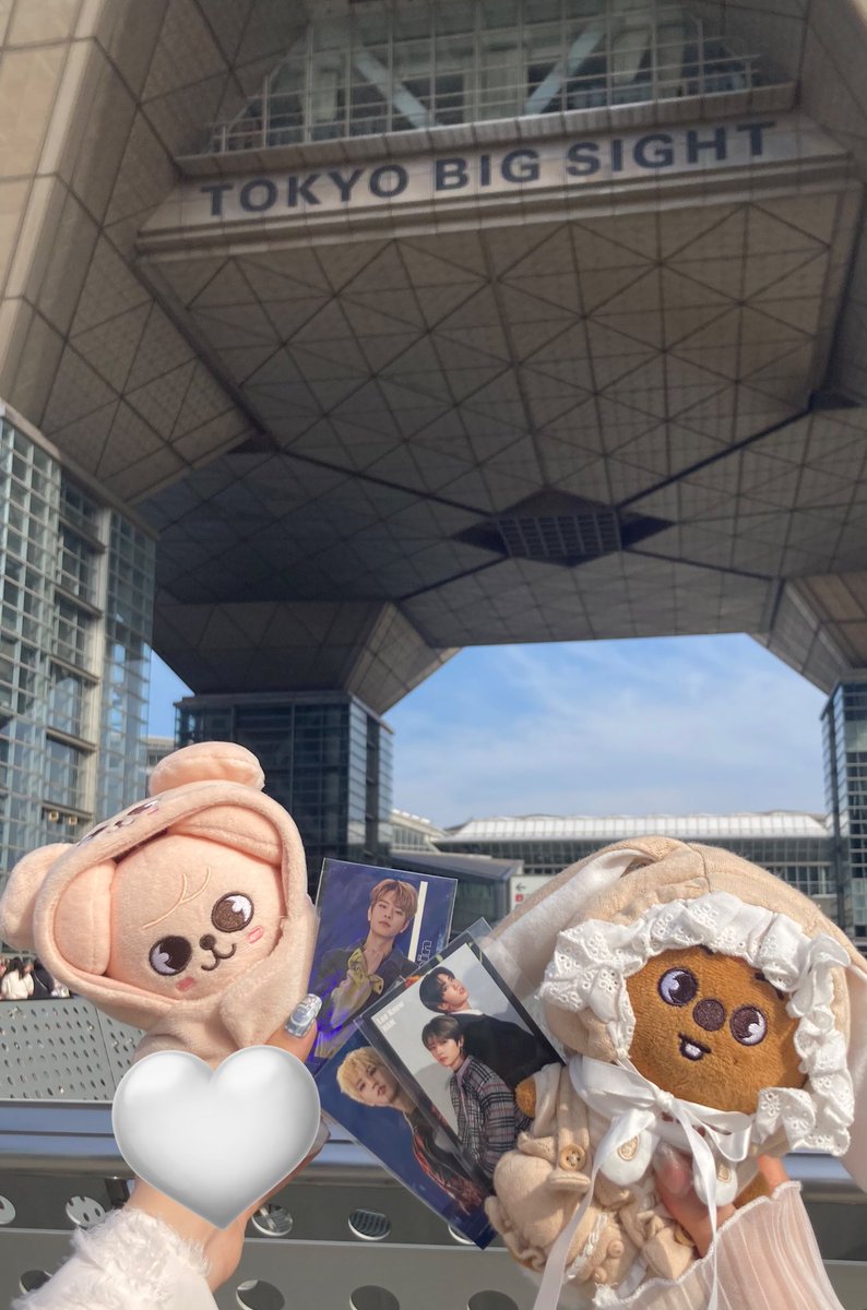 yun_monmon's tweet photo. さよなら会場👋ゆんもはそそくさ帰ります

すんちゃんまじで幼くてニコニコで可愛すぎたしゆっくり入ったら最初から見つめてくれてハイタッチしながら"すんみな、もん！"って言ったら"もん！🐶"って返してくれて最高すぎたあぁぁぁ🥹

(顔に見とれすぎて途中までハイタッチするの忘れてた) https://t.co/iXWmYRFykP