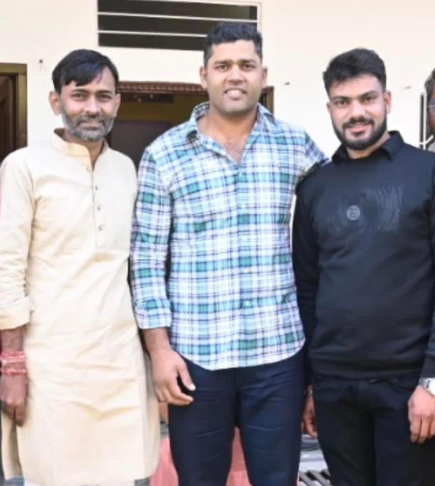 VijendraYadavIn's tweet photo. मेरे आदर्श बड़े भाईसाब मुकेश जी यादव को जन्मदिवस की बहुत बहुत हार्दिक बधाई एवं शुभकामनाएं 💝💝
@MukeshYadavIN https://t.co/JHrb5CfzlH