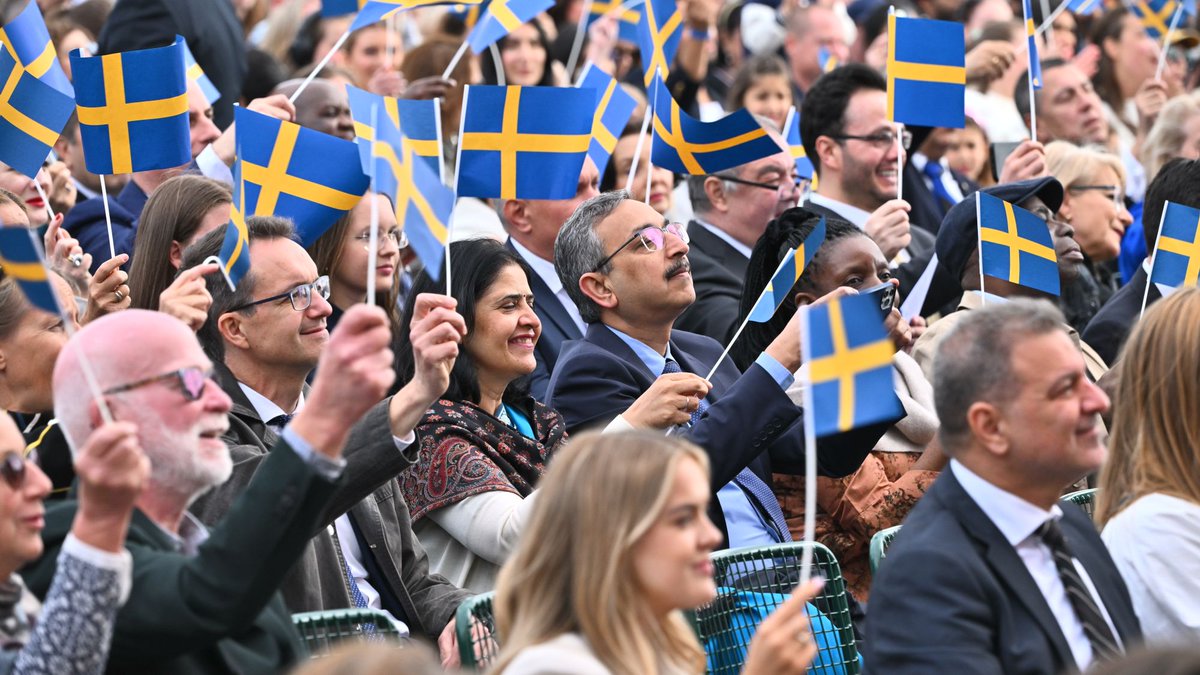 SusannaPopova1's tweet photo. Såg ni utfrågningen av @alicemedce i @svt inför EU-valet? Programledarna #camillakvartoft och #andersholmberg avbröt henne ungefär 15 gånger. Var.
Något har smugit sig in i den ursvenska självcensuren. Låt oss kalla det den nya f-cking oförskämdheten.
Heja Sverige och ha ett bra år ändå.
https://t.co/YtsYnOJtaZ @SvD @SvDledare #stenwidmalm #fredrikreinfeldt #monasahlin