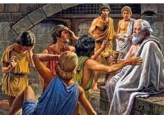 Bir gün Atina pazar yerinde birileri Sokratese fena hakaret ediyordu;  Sen bir alçaksın, cahilsin ve içki içicisin !
Sokrates , başını sallayarak  cevap vermedi, sadece gülümsedi...
Zengin bir aristokrat, bu sahneyi izlerken ona sordu; Böyle hakaretlere nasıl tahammül