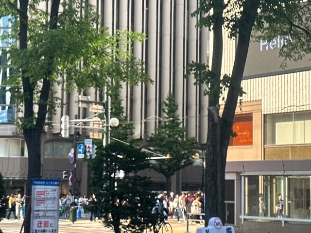 A7M2gata's tweet photo. 南１条通りを10数年振りに

YOSAKOI最中に歩いたけど

ギャラリー減ったな🥹足を止めて覗き見る

ヒトも立ち止まるヒトも減った

盛り上がってますアピールの空虚さったら https://t.co/eXPZ5GynFu