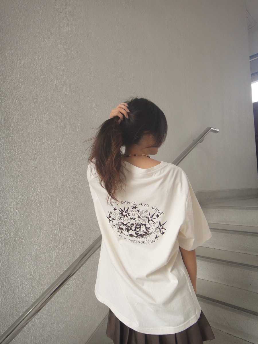 CUsoonOfficial's tweet photo. LET’S DANCE AND SHINE 🌟
ราคาตัวละ 320 บาท 
สามารถดูรายละเอียดเพิ่มเติมได้ที่ 
IG : cu.soon.firstdate
สำหรับใครที่สนใจสามารถสั่งซื้อได้ที่ลิงค์
https://t.co/PidiE5hVKo
#cufirstdate #cufirstdate108 #chula #เสื้อจุฬา #เสื้อfirstdate #เสื้อยืดจุฬา https://t.co/DO9j3uZvyf
