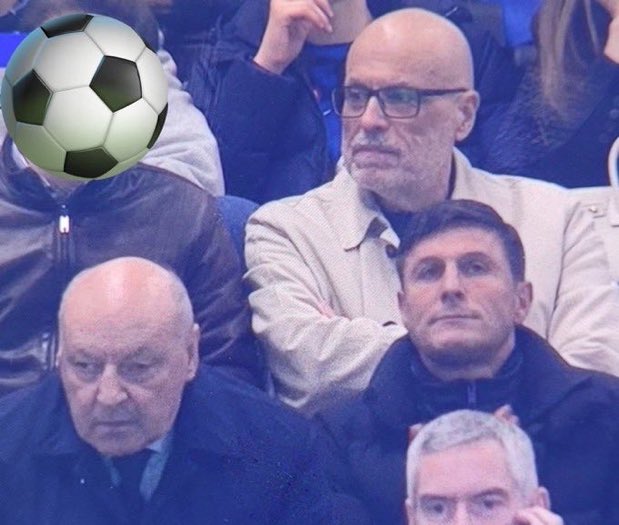 Amaro37396696's tweet photo. Il signore con l’impermeabile beige è il procuratore di Milano colui che ha il compito di indagare sulle plusvalenze e presunte irregolarità per l’iscrizione al campionato da parte dei cartonai 🐒🤔🙃 https://t.co/8Wf83OYDQW