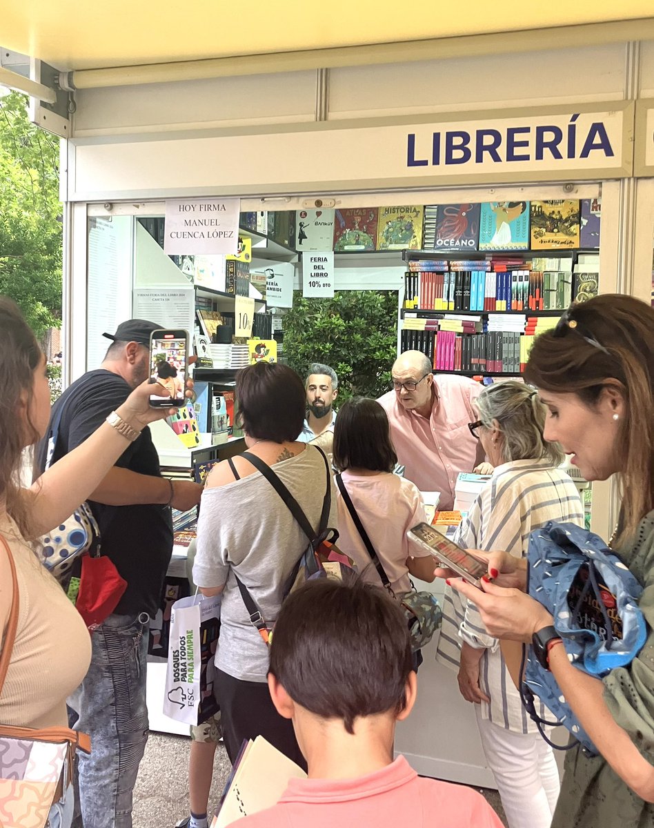 EditorialEdaf's tweet photo. #Firmas | Y un año más, @ManuelAngelCL hizo disfrutar a grandes y pequeños en la @FLMadrid, firmando los librazos de @GestasdeEspaNa ✍🏻 en @LibroGaztambide

#FLMadrid24 #GraciasLectores https://t.co/Ax5YwuPWSs