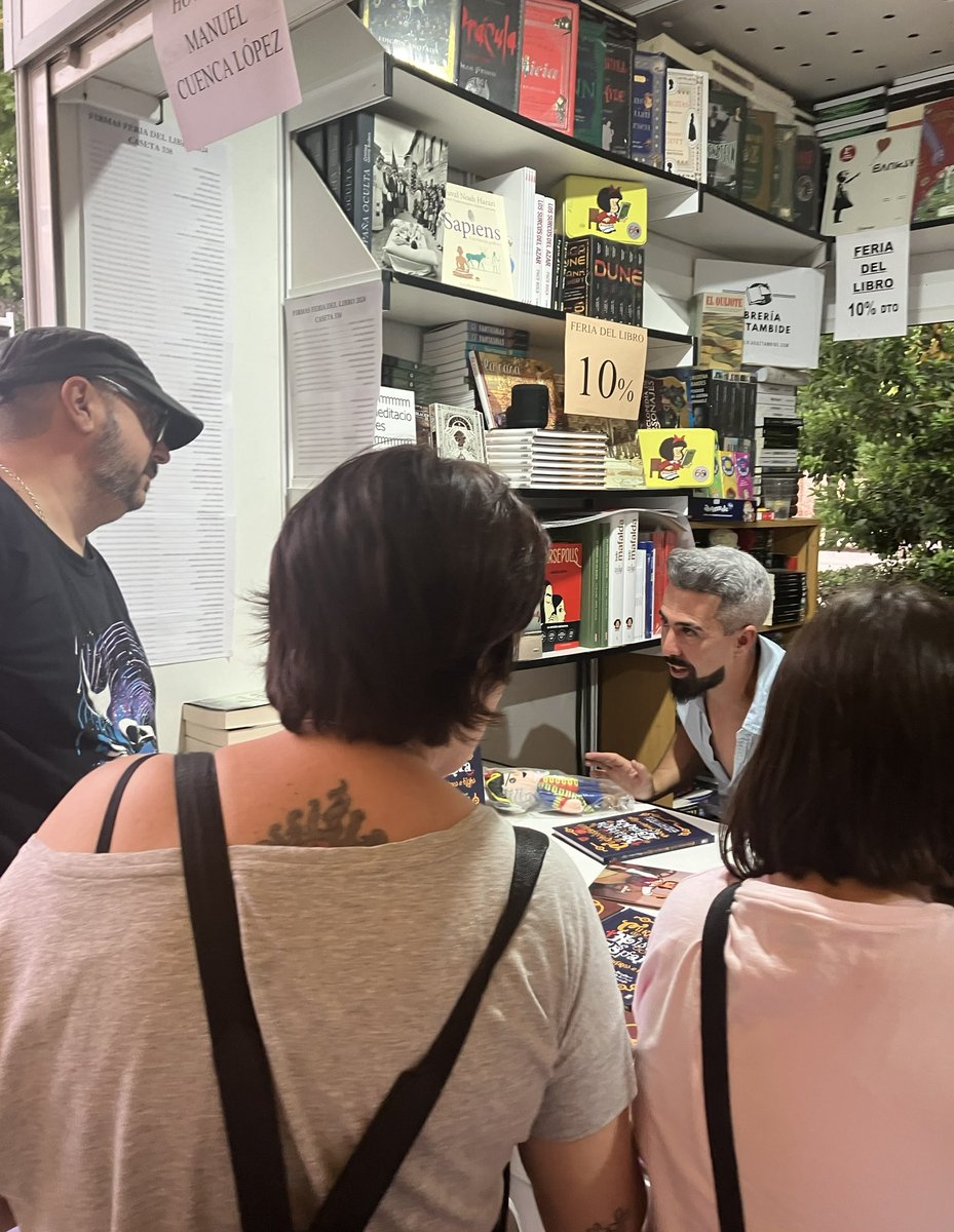 EditorialEdaf's tweet photo. #Firmas | Y un año más, @ManuelAngelCL hizo disfrutar a grandes y pequeños en la @FLMadrid, firmando los librazos de @GestasdeEspaNa ✍🏻 en @LibroGaztambide

#FLMadrid24 #GraciasLectores https://t.co/Ax5YwuPWSs