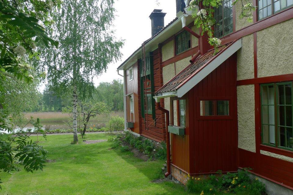 Megthelibraria1's tweet photo. Ten years ago today I was visiting Carl Larsson’s house. The girl in the long dress was our tour guide #Sundborn #Sweden https://t.co/Kg1HeVBLfn