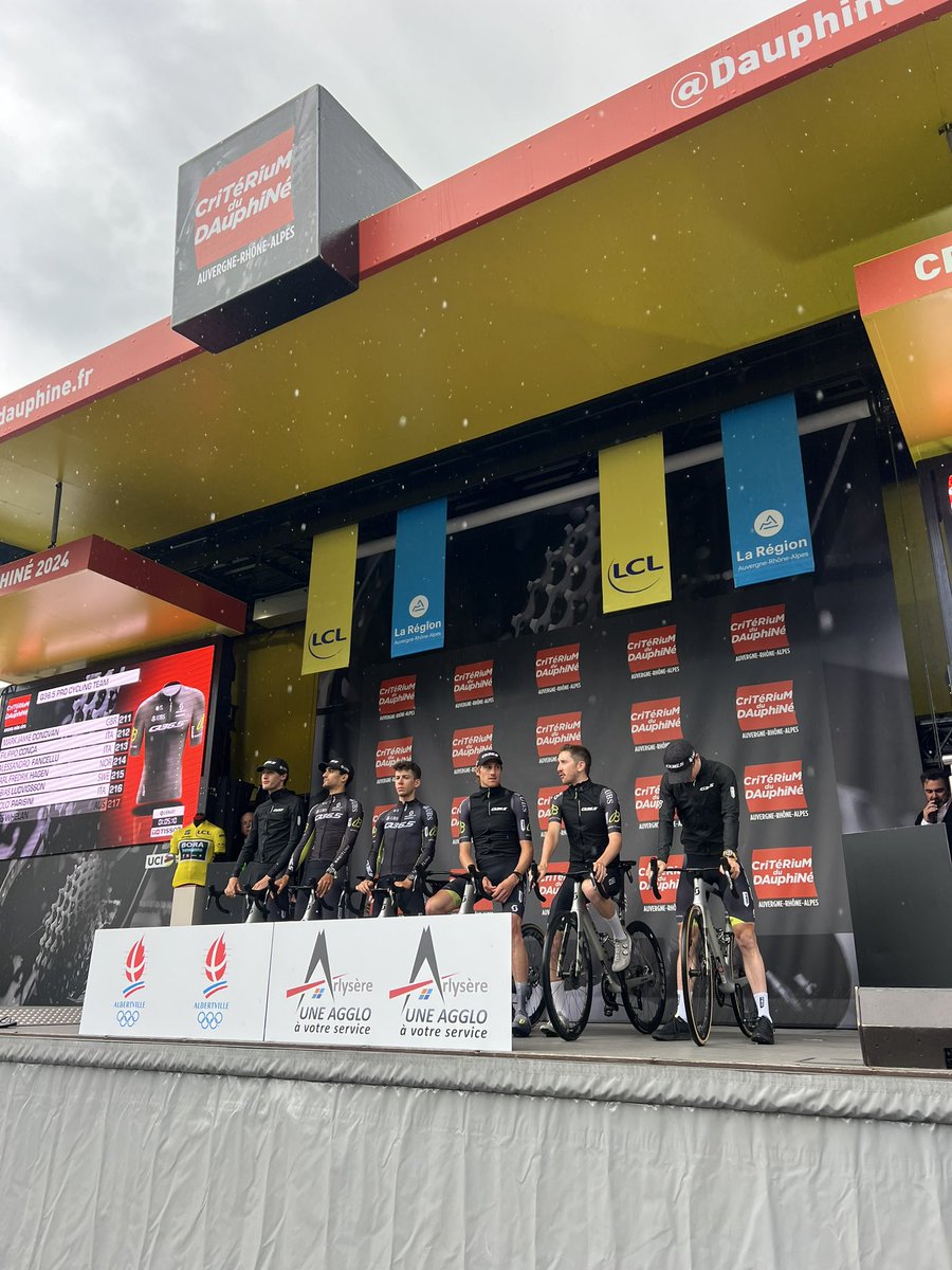 Pinarello_Q36_5's tweet photo. 🇫🇷 #Dauphiné

It’s grey start in Albertville 🌧️

Drizzle and colder temps greeted the riders at the sign on ceremony so they took their @Q36_5 rainjackets for a spin in the bus paddock. https://t.co/2RNRVXBnaz