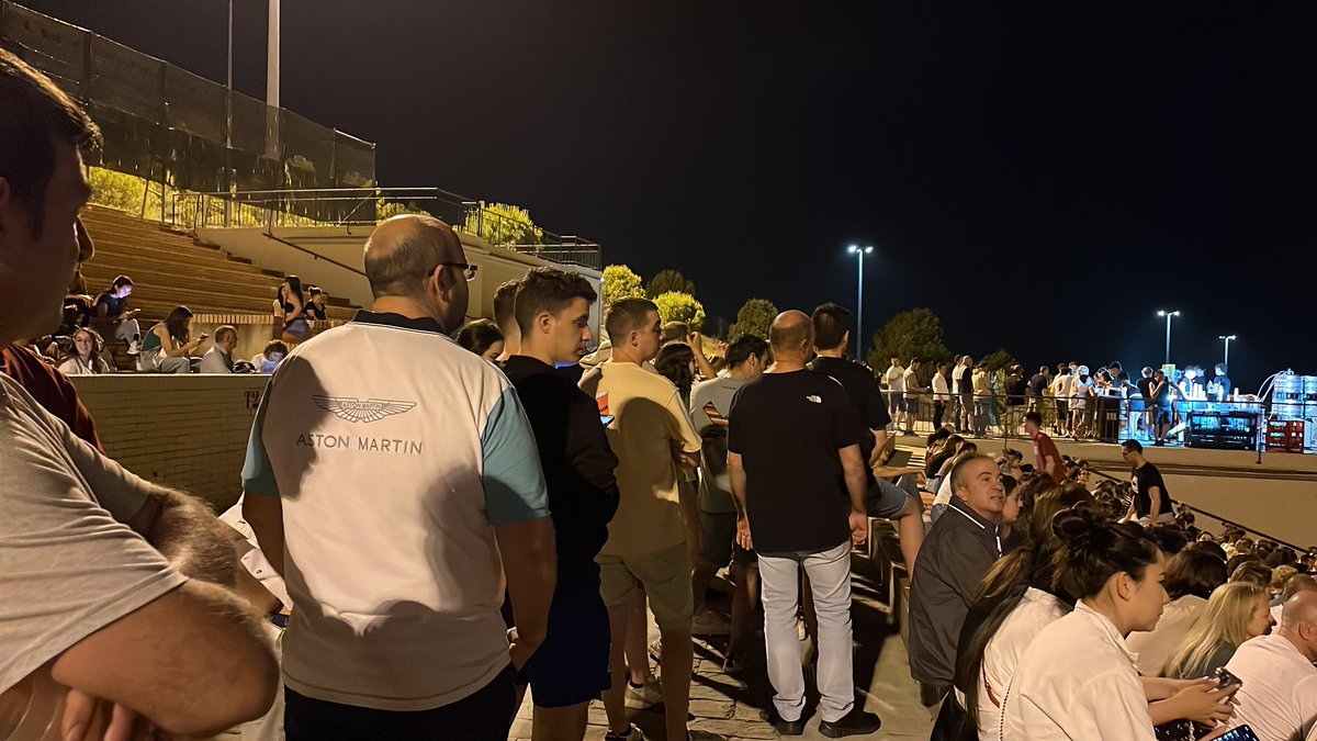 SNoviRo's tweet photo. Esto era ya llegando a la puerta en la que intentaban controlar lo imposible ver lo que introducíamos en el auditorio, hazaña imposible. Pero luego para una grada de 9000 personas dos barras en las que podías pedir agua,petadas por supuesto.Desde luego la cabeza pensante se lució https://t.co/Qs5GK2ktce