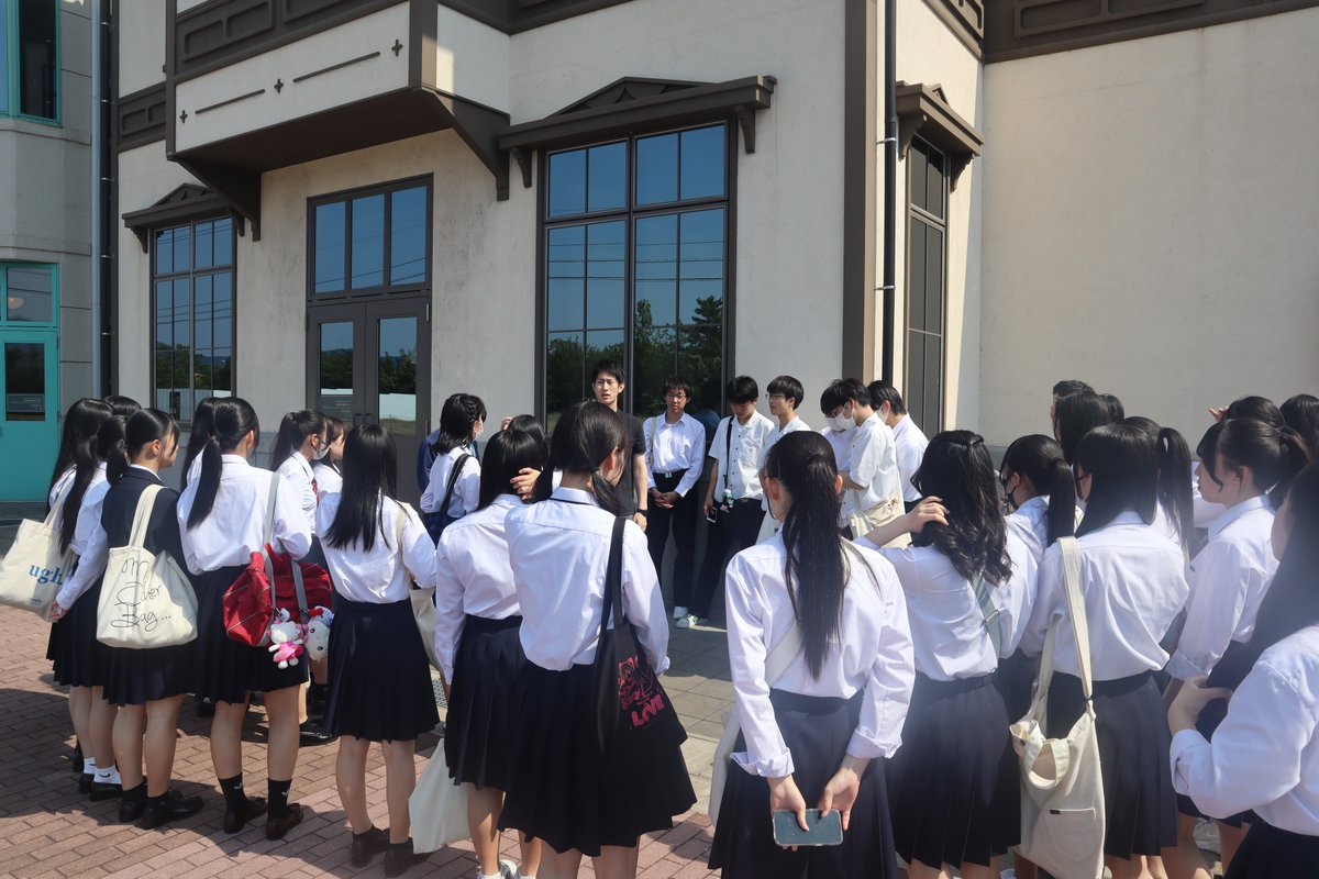 館内ガイド研修のため、４２名の敦賀高校創生部員が来館されました。
今月初めに３年生が引退し、新体制での初練習となった今回は、担当する展示エリアごとのグループに分かれ、まず２年生が１年生に対して、ガイドに当たっての心構えや、解説内容において重視すべき点などについてアドバイスし、(続く
