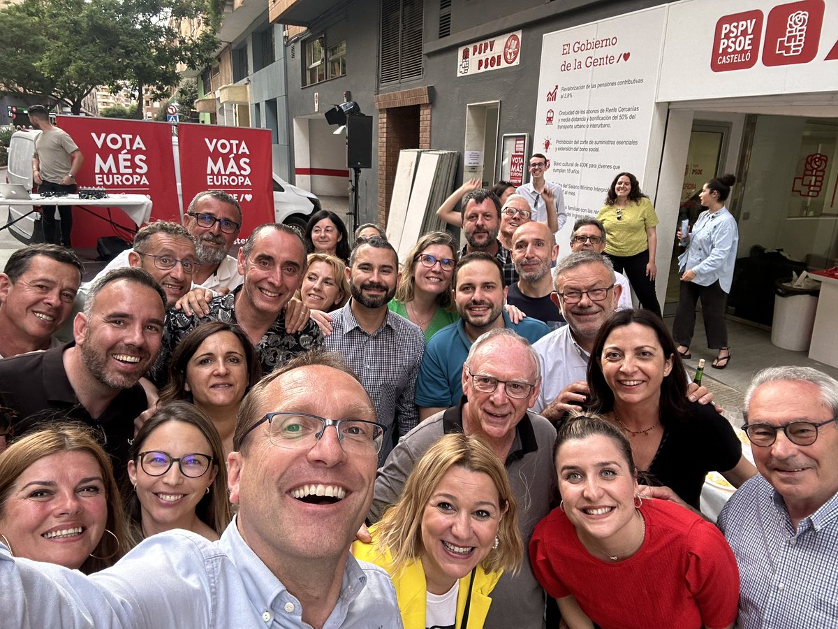 ErnestoBlanch's tweet photo. Fi de campanya a Castelló. Concentració de gent “zurda” per a afrontar amb més drets i benestar l’Europa solidaria que volem construir.

#PSPV #PSOE #Aciestem #MasEuropa #MesEuropa #Castelló #PlanaAlta https://t.co/1xyOlWFayf