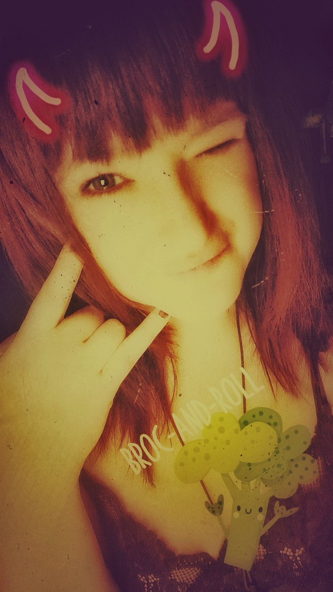 itsShanimeGoesLive tweet media