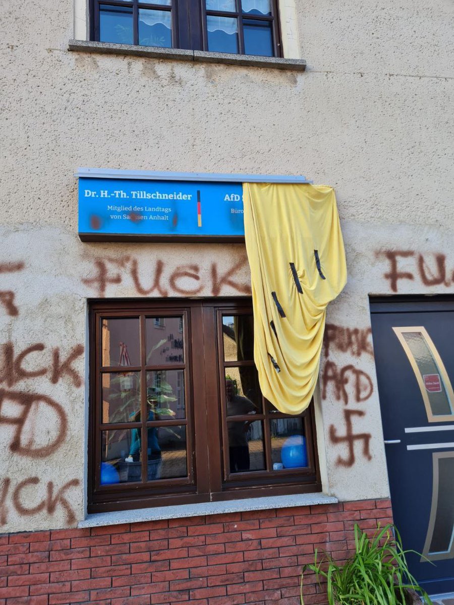 rebew_lexa's tweet photo. Soviel zum Thema #Rechtsextremismus!

Das Büro von Dr. H.-Th. Trillschneider Landtagsabgeordneter in #SachsenAnhalt 

Das sind die Auswirkungen von Hass und Hetze einer Bundesregierung die nicht's anderes auf die Reihe bekommen! https://t.co/3stQGp69hZ