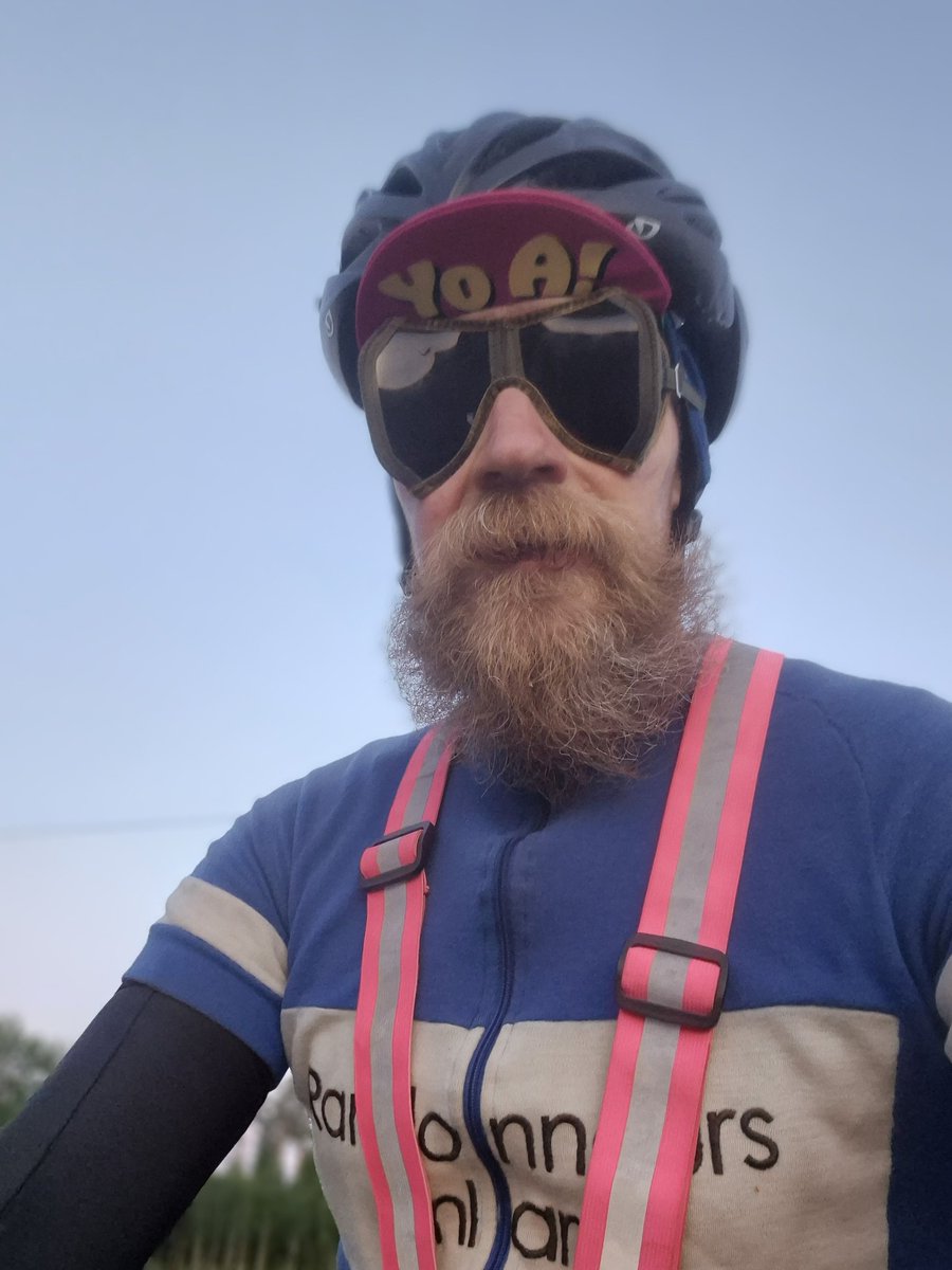 Aerolasit ja uusi #adrianhandssociety lippis. Jo kelpaa läpsytellä.