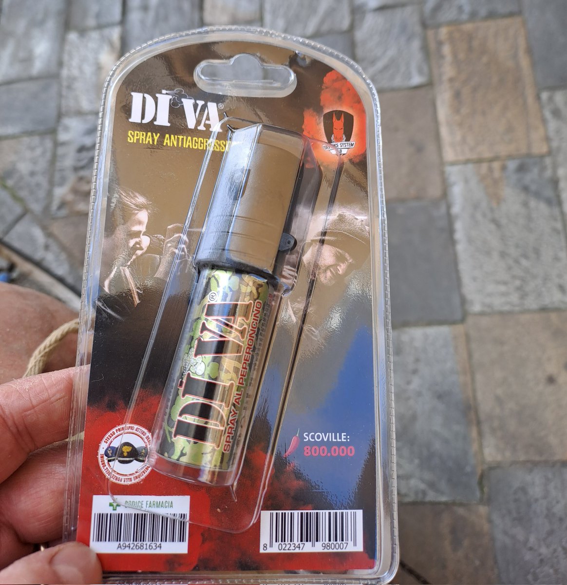 L'ho preso per Bira da tenere in borsa, perchè ieri alle 4 del pomeriggio, mentre andava al lavoro in bici, è stata infastidita da un ubriaco ed ha avuto paura.
Comincio a provare schifo per tutto quello che mi circonda!