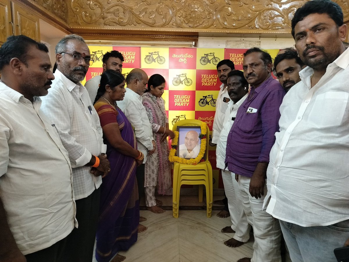 దర్శి నియోజకవర్గ టీడీపీ పార్టీ కార్యాలయంలో ఈ రోజు ఉదయం స్వర్గస్తులైన ఈనాడు గ్రూప్ సంస్థల ఛైర్మన్ రామోజీరావు గారి చిత్రపటానికి పూలు వేసి నివాళులర్పించిన దర్శి నియోజకవర్గ టీడీపీ కూటమి నేత డాక్టర్ గొట్టిపాటి లక్ష్మి గారు, మాజీ ఎమ్మెల్యే నారపుశెట్టి పాపారావు గారు, బీజేపీ నాయకులు