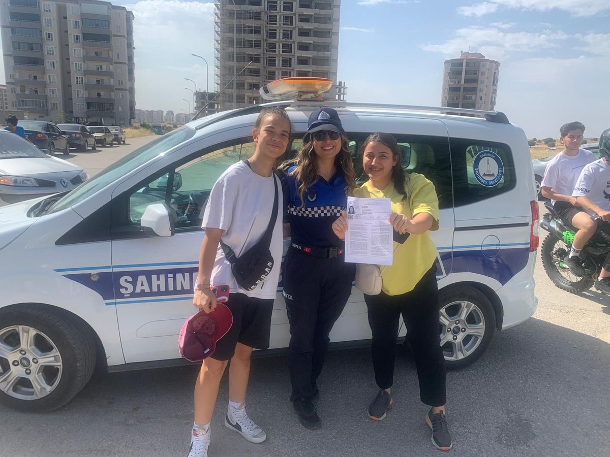mtahmazoglu's tweet photo. Zabıta ekiplerimiz sınava yetişemeyen öğrencilerimizi okullarına ulaştırdı

Sevgili gençler, dışarısı bize emanet.🔇

Ekiplerimiz, okulların çevresinde sınavın huzuru ve sükuneti için gerekli tedbirleri aldı.

Allah zihin açıklığı versin, hepinize başarılar diliyorum.��🏻

#Şahinbey #Gaziantep