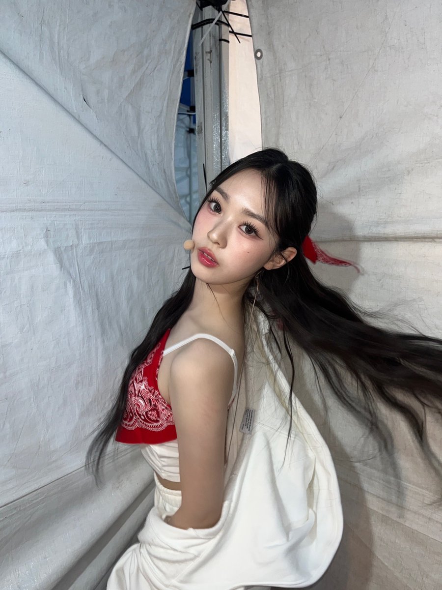 triplescosmos's tweet photo. 저는 26학번 입니둥 ❤️👩‍🎓

#tripleS #트리플에스
#SooMin #수민 https://t.co/Qpe2Q5tDqb