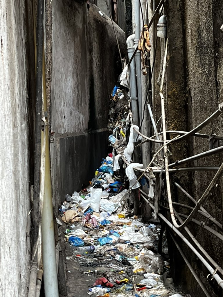 taksh_j's tweet photo. @mybmc @mybmcHealthDept @mybmcWardC 

This is the situation at the house gully of Purshottam Niwas Building at Dadiseth Agyari Lane (Opp. Mahapragya Public School)

Trash has piled up to the first floor and chocked the gutter. Today morning my office was flooded because of this. https://t.co/TdOcgaiYYM