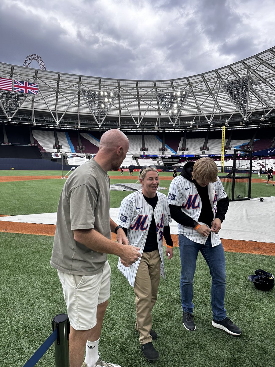 A_J_R92's tweet photo. Great fun yesterday with the @Mets capturing content for @WestHam channels ⚾️🤝

Also good to see @PaddyTheBaddy and @MeatballMolly for the first time in a while!

#MLBLondonSeries @MLBEurope https://t.co/97FSnJoS2T
