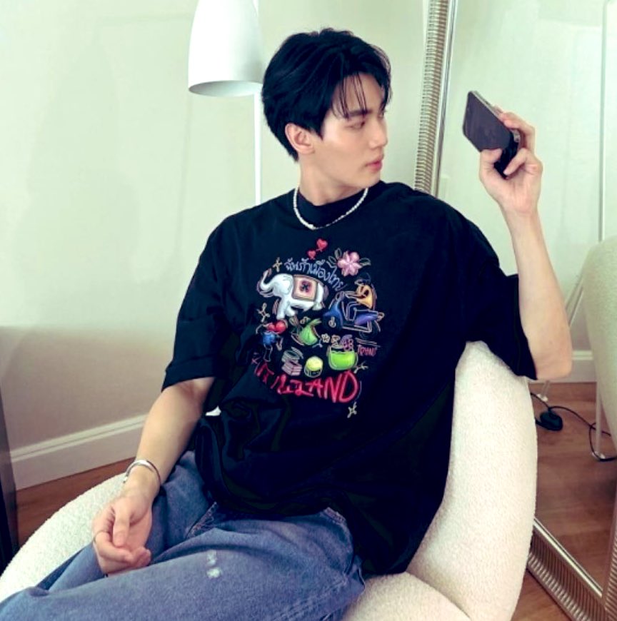 Maricoco0602's tweet photo. OutingでTayさんが着てたTシャツめちゃくちゃ可愛い😍💙
前にᗯinちゃんも同じブランドの着てて可愛くて欲しいと思ってたやつ。
🇹🇭に行った沼友が買ってきてくれた〜😭✨
めちゃくちゃ可愛いしサラッとしてて肌触り良くて最高💓感謝です🙏💙
Tayᗯinとオソロ着まくる🥰👍
#tohns #Tawan_V #winmetawin https://t.co/ziiMRMPZYw