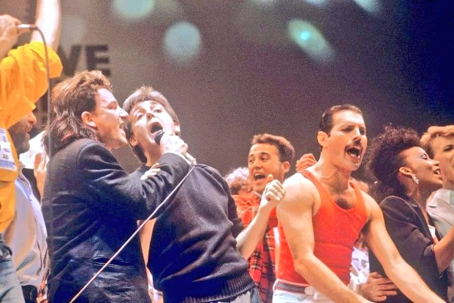 📸 Bono, Paul McCartney y Freddie Mercury en el Live Aid, el 13 de julio de 1985 en el Estadio de Wembley, Londres.