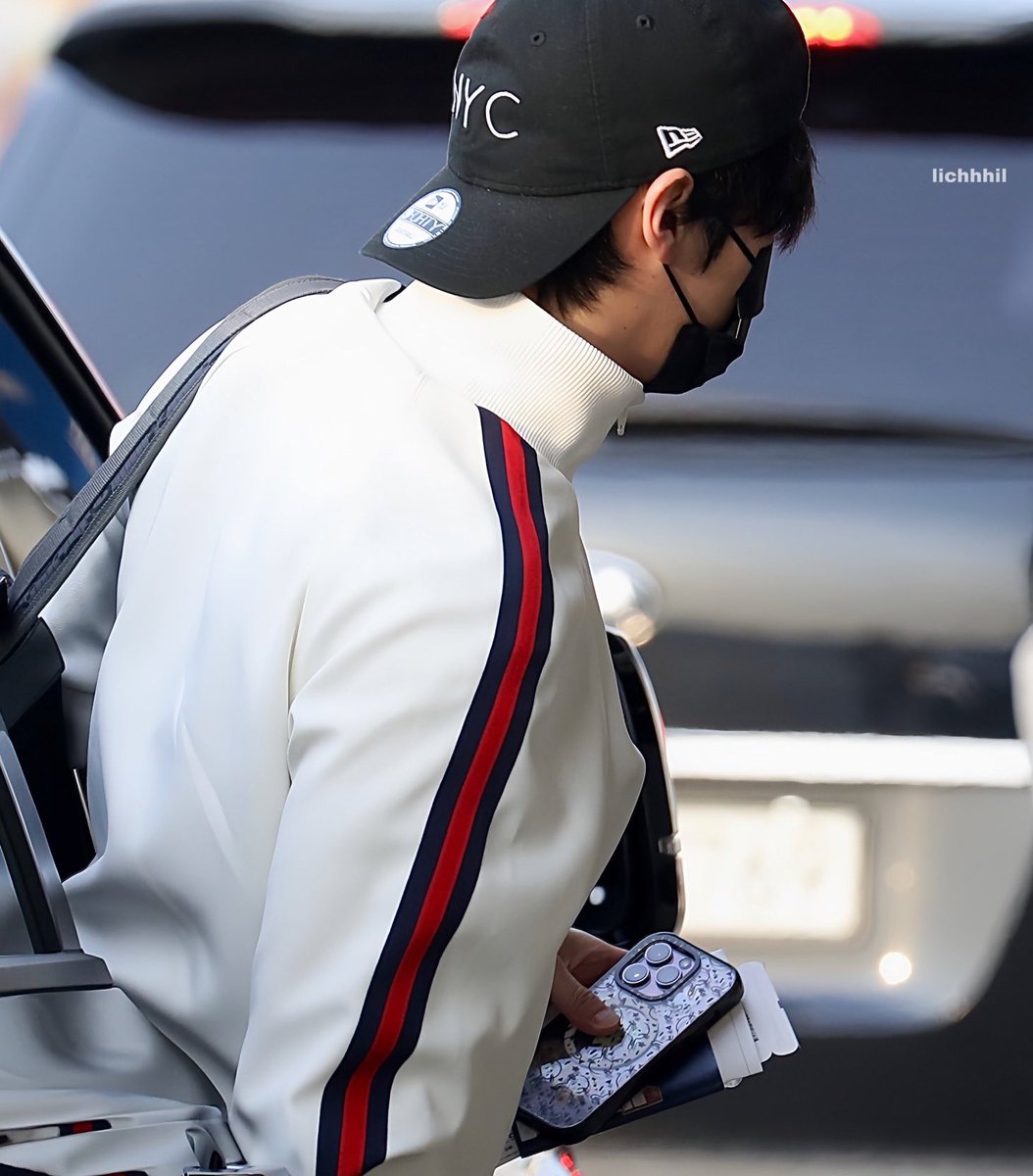 haetbitlinoring's tweet photo. NOOO leeknow and his little bunny casetify iphone case is SO ADORABLE the drawings really do look like jureumi drawings its such a leeknow coded phone case!!! 😭🤏 https://t.co/mxGOE2Sf3k