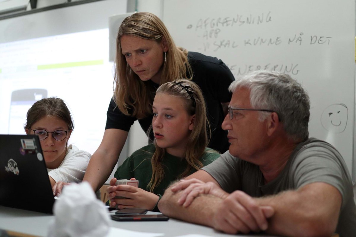 Hvorfor er det vigtigt at arbejde med teknologi i børnehøjde? Og hvordan lærer børn og unge om teknologi? Det snakker vi i <a href="/HBCodingPirates/">HB Coding Pirates</a> om på Folkemødet 2024 i panel med bl.a.  <a href="/PippiLesterH/">Pippi Lester Hyllested</a> <a href="/Sarahwiinblad/">Sarah Fourian</a> <a href="/Asger_Kjaer/">Asger Kjær Sørensen</a> <a href="/lis_zacho/">Lis Zacho</a> 
folkemoedet.dk/events/2024/06…