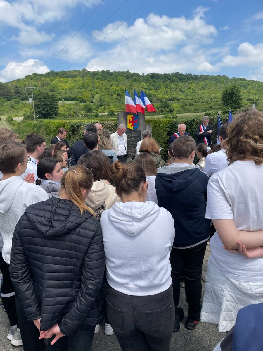 #DD80 Les élèves de l'école élémentaire et du <a href="/collegecampigny/">Collège du Campigny</a> de Blangy-sur-Bresle ont commémoré jeudi 6 juin les 80 ans de la #Libération, avec des élèves de l'école de Bouttencourt dans la Somme. Ils ont présenté leurs travaux au directeur académique adjoint et aux deux maires