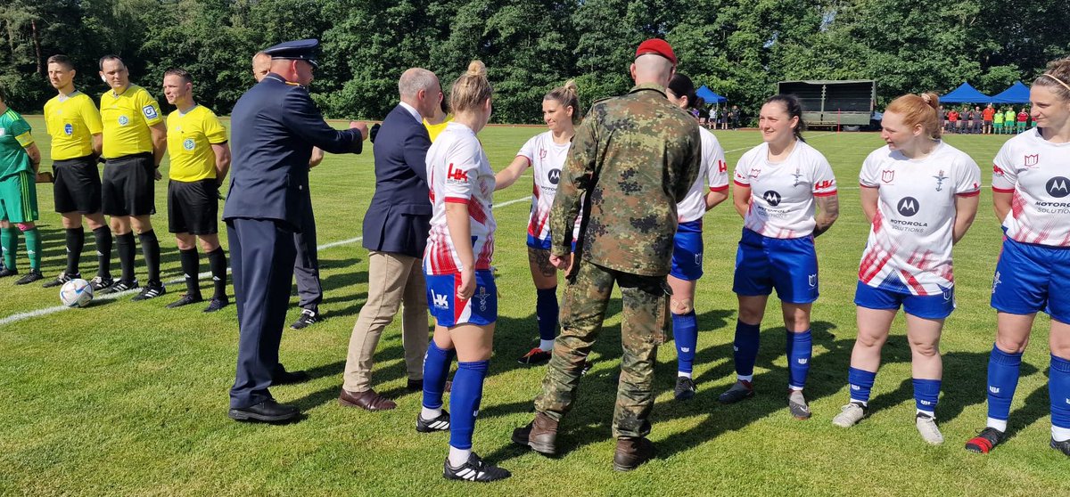 UKAFWomen's tweet photo. Captain @Courtz_jones84 introducing our UKAF Women to the VIPs 🤝 

National anthems 🔊 

Pennants exchanged 🇩🇪 🇬🇧 

And we’re off ….. ⚽️ 

@MotSolsEMEA @HecklerAndKoch @keep__attacking @BFBSSport @BFBSGermany 
@bundeswehrInfo 

#threeteamsasone https://t.co/ojuuFqwiAs