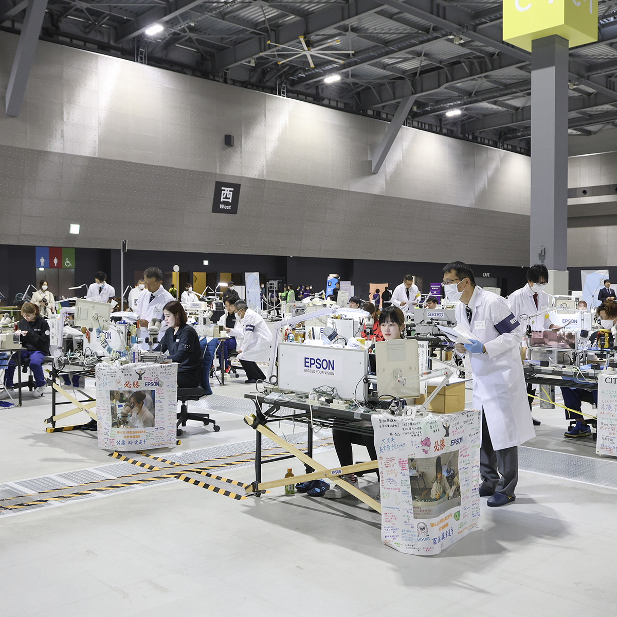 WorldskillsJ's tweet photo. 技能五輪全国大会「時計修理」職種!
競技①
1日目の課題は、クオーツ腕時計と機械式ムーブメントの不具合箇所を見つけ出して正しい状態になるよう修理し、腕時計の分解・洗浄・注油・組立も行います
#WorldSkills #WorldSkillsJapan #技能五輪全国大会 #NationalSkills #時計修理 #WatchRepairing https://t.co/UeYgZUqKm4