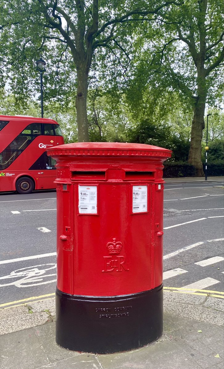 1000Rach's tweet photo. Now I've caught your eye with my new coat of paint, can you help me to raise awareness of a national charity providing #audiobooks to anyone with a #disability that makes #reading print difficult. #PostboxSaturday #Postbox #Bus #Trees #Westminster #London ❤️🙏❤️

@CalibreAudio https://t.co/b9q7O2nPjG
