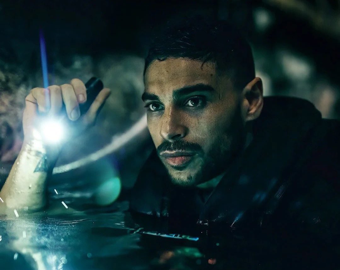 GossipRoomOff's tweet photo. "La raison pour laquelle j’ai regardé Sous la Seine", "Il est juste parfait", "Meilleur atout du film".

L’acteur Nassim Lyes, 36 ans, rencontre un véritable succès auprès des internautes après la sortie du film "Sous la Seine" sur Netflix ! 🦈🇫🇷 https://t.co/lc4Z0tBeum