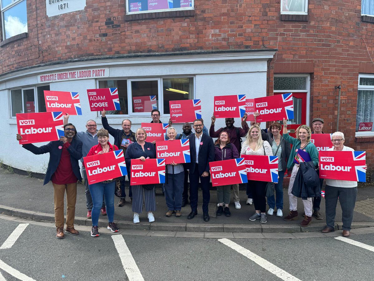 Happy Saturday from #Newcastle-under-Lyme. 

Out on the doors with this brilliant bunch of pals. It’s windy but sunny 🌞🕶️🇬🇧❤️🌹 #labgain #LoveNuL