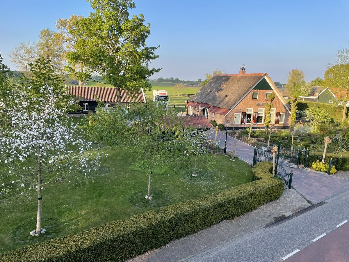 Na ruim 19 jaar komt er voor ons (binnenkort) een eind aan het tijdperk in Hoogenweg. Wij gunnen iemand anders deze heerlijke plek en fijne buurt om te wonen en gaan zelf verhuizen naar het eveneens mooie Heemse.