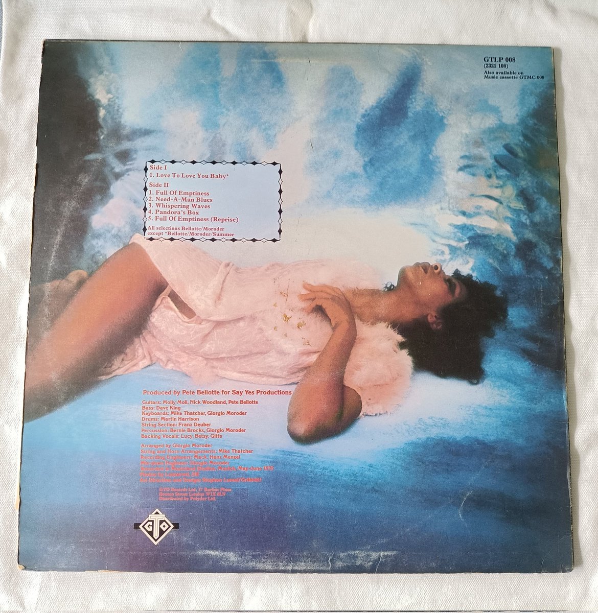 Habanosblue's tweet photo. Glad I made the effort to go for a wander this morning. All this funky disco greatness for a couple of quid #DonnaSummer #Moroder #Bellotte https://t.co/yQDcSLSy5H