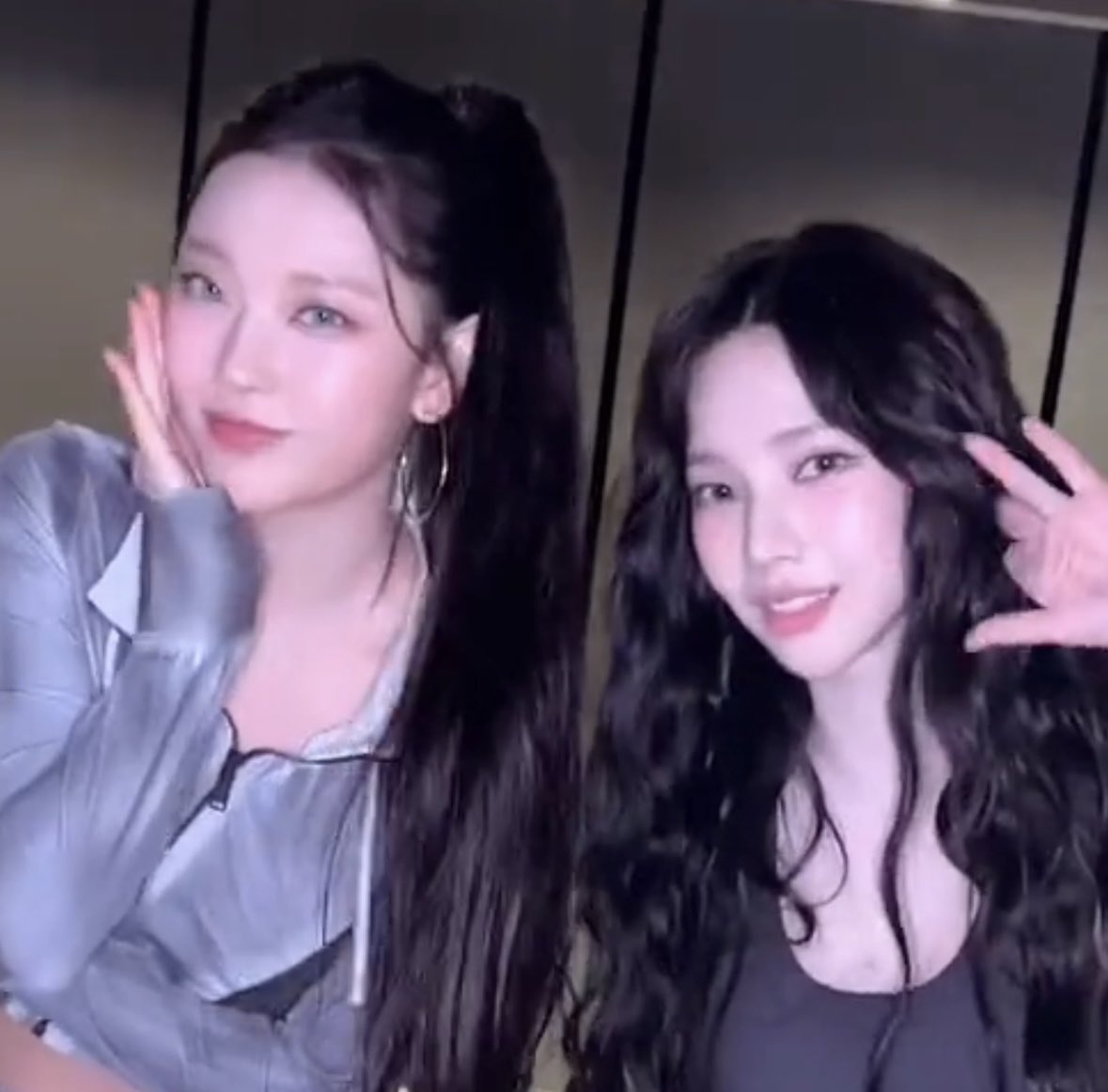 mo9uHR's tweet photo. 해린 카리나 투샷이 실화ㅏ라니 https://t.co/bijKbHDlqo