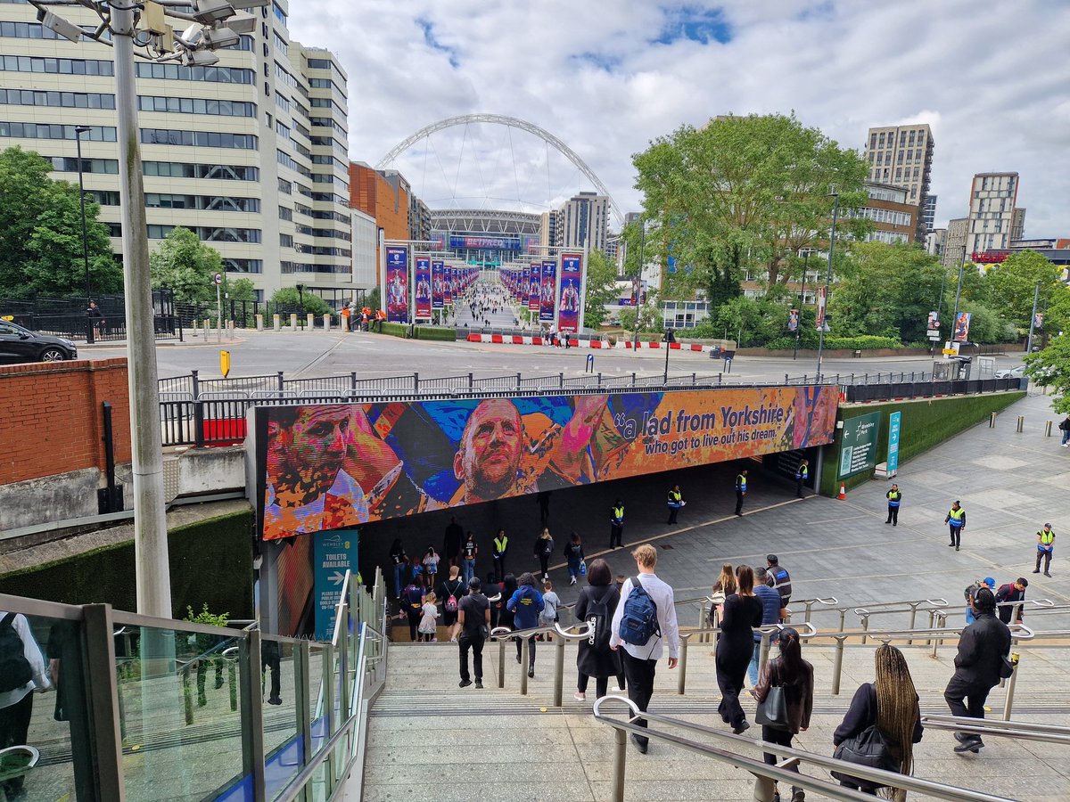 PeterSmithYEP's tweet image. Nice welcome at Wembley Park. #robburrow