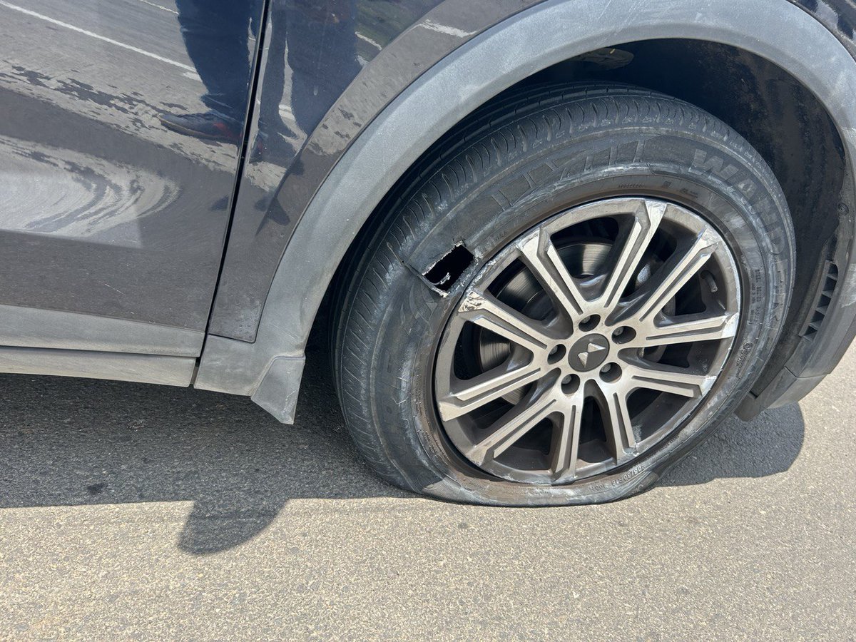 nitin_libran's tweet photo. @Mahindra_Auto @MRFWorldwide I was driving XUV700 AX7L (1.5 yrs old) on Mahad-Mumbai highway; car tyre MRF WANDERER touched divider &amp; there was blast. Took car to side &amp; was shocked to notice a hole in tyre. There was no injury &amp; damage but it's serious &amp; risky tyre quality issue https://t.co/iRVK9K9ME2