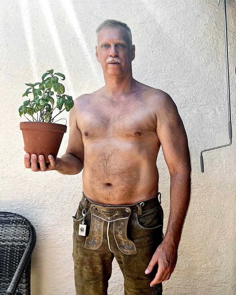 TheKurtWalters1's tweet photo. Just a dude in lederhosen and his basil plant.
.
.
.
#Mondsee #lederhosen #gay #gayguy #europeanart #gaydaddy #basil #gaymature #iggay #instagay #maturegay #malebeauty #tracht #KurtWalters #weekendvibes #originalart #painter #workingartist #Art #artist #makearteveryday #terrace https://t.co/OiP2VVj6Sv