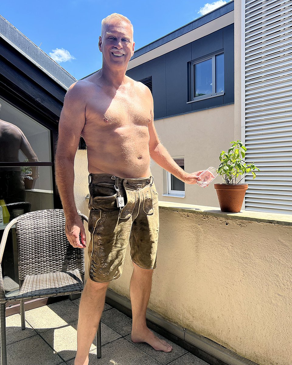 TheKurtWalters1's tweet photo. Just a dude in lederhosen and his basil plant.
.
.
.
#Mondsee #lederhosen #gay #gayguy #europeanart #gaydaddy #basil #gaymature #iggay #instagay #maturegay #malebeauty #tracht #KurtWalters #weekendvibes #originalart #painter #workingartist #Art #artist #makearteveryday #terrace https://t.co/OiP2VVj6Sv