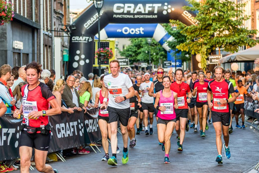 WEEKEND!
En, waar lopen ze zoal? Op de Alpe d'Huez, in Couvet (Trail 31 km), Gapinge (10 km), Terheiden (Halve Triatlon), Uganda (Muskathlon 63 km), Deurne (5 km) en Zwolle * (21 km). Succes allen, daar en elders! 
"There is magic in misery. Just ask any runner." 
[Dean Karnazes]