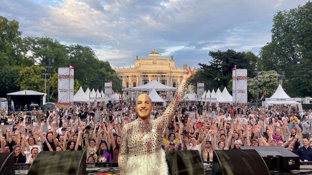 DANKE WIEN! ❤️ Das war der Hammer! 🔥 Vielen Dank für eure Liebe, es war wieder ganz wunderbar bei euch! 💜 Danke <a href="/ViennaPride/">Vienna Pride</a>, dass ich für euch performen durfte. Ich wünsche euch allen heute noch einen wunderbaren Tag und eine tolle Parade - Happy Pride Wien! 🏳️‍🌈🏳️‍⚧️